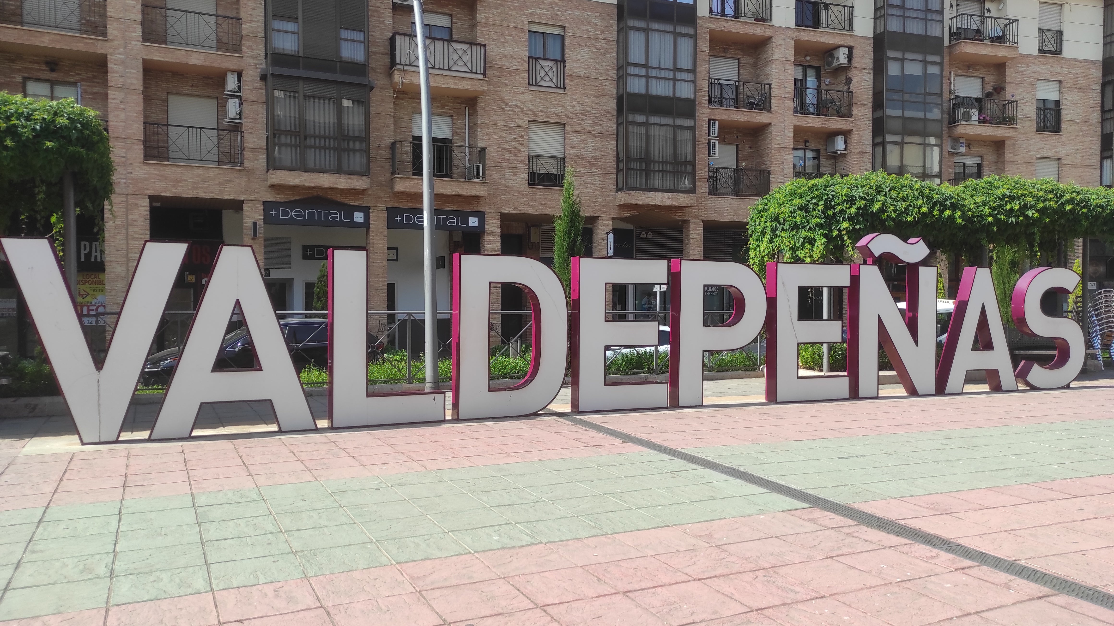 El alcalde de Valdepeñas relaciona el descenso del paro juvenil en la localidad con el desarrollo del sector terciario El alcalde de Valdepeñas relaciona el descenso del paro juvenil en la localidad con el desarrollo del sector terciario