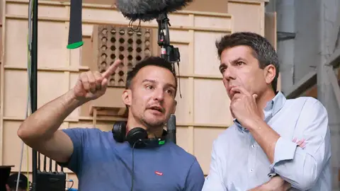 Carlos Mazón atiende las explicaciones de Alejandro Amenábar Carlos Mazón atiende las explicaciones de Alejandro Amenábar