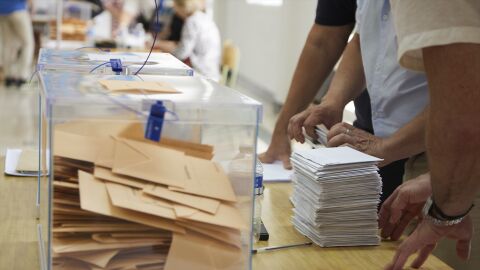 Recuento de votos en una mesa electoral