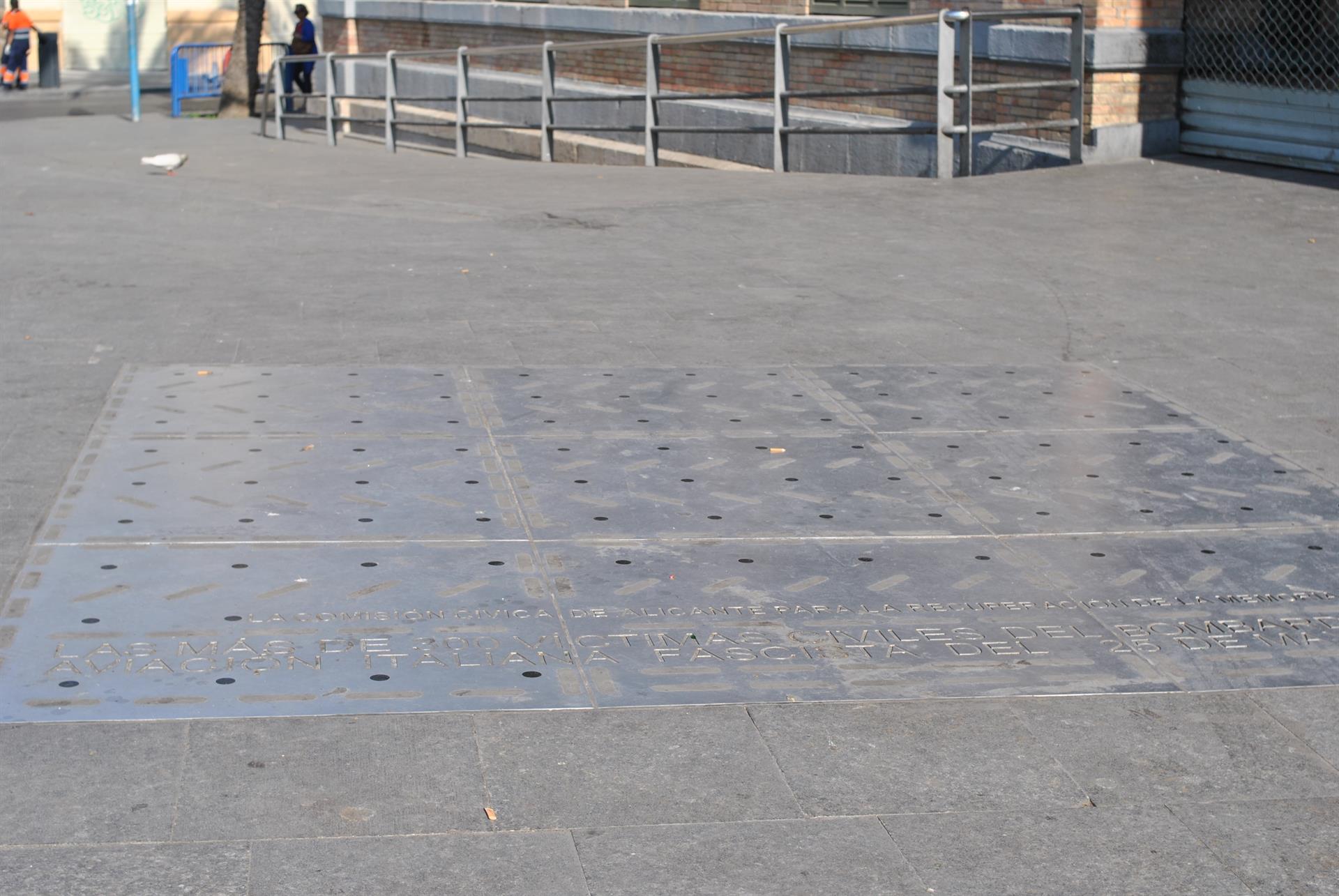 Alicante aplaza el recuerdo a las víctimas del bombardeo del Mercado Central por la campaña electoral de las europeas Alicante aplaza el recuerdo a las víctimas del bombardeo del Mercado Central por la campaña electoral de las europeas