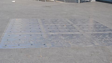 Placa que recuerda a los centenares de muertos en el bombardeo de 1938