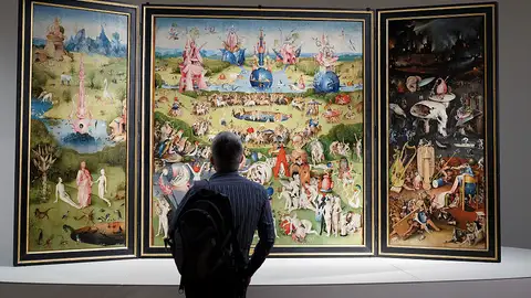 Imagen de una persona viendo de cerca el cuadro de El Bosco 'El Jardín de las Delicias' Imagen de una persona viendo de cerca el cuadro de El Bosco 'El Jardín de las Delicias'