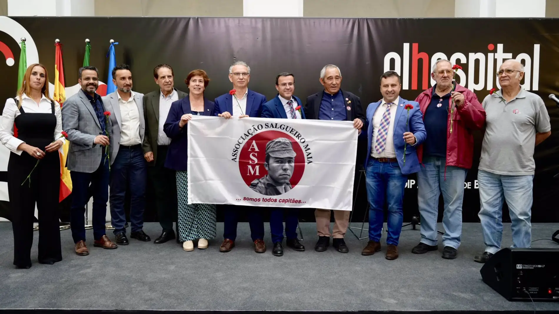 La Diputación de Badajoz edita un libro colectivo que conmemora los 50 años de 'La revolución de los claveles'