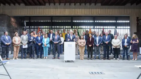 El Presidente del Gobierno de Canarias, Fernando Clavijo se reune con los 47 alcaldes de los muncipios de menos de diez mil habitantes El Presidente del Gobierno de Canarias, Fernando Clavijo se reune con los 47 alcaldes de los muncipios de menos de diez mil habitantes