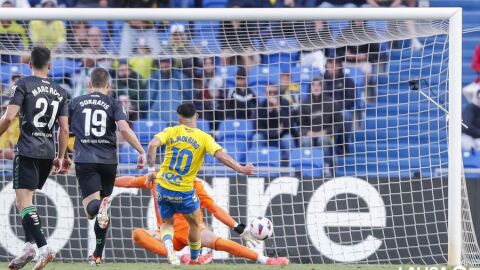 Moleiro marcando su gol al Betis 