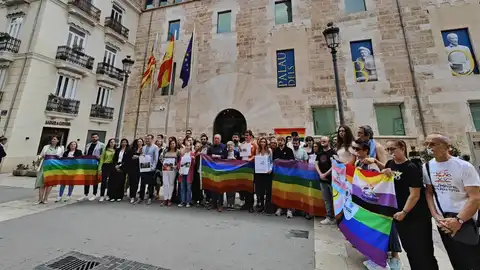 Manifestantes durante una concentración contra la LGTBIfobia, en la principal de Les Corts Valencianes. Manifestantes durante una concentración contra la LGTBIfobia, en la principal de Les Corts Valencianes.