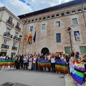 Manifestantes durante una concentración contra la LGTBIfobia, en la principal de Les Corts Valencianes. 
