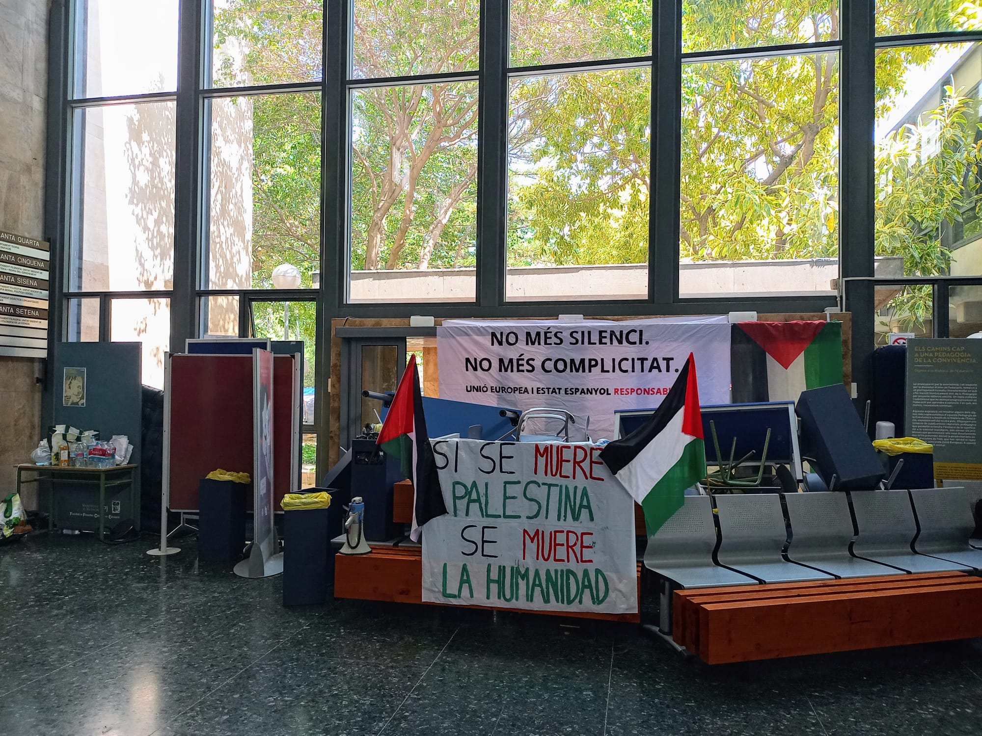 El alumnado de la Universitat de València pone fin a su acampada aunque seguirá ejerciendo presión en defensa del pueblo palestino El alumnado de la Universitat de València pone fin a su acampada aunque seguirá ejerciendo presión en defensa del pueblo palestino
