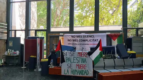 Pancartas en el interior de la Facultad de Filosofía donde se habían encerrado los alumnos Pancartas en el interior de la Facultad de Filosofía donde se habían encerrado los alumnos
