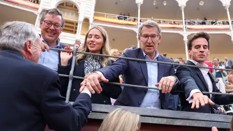 Alberto Núñez Feijóo y Alfonso Serrano, entre otros, asisten a la corrida de toros, durante la Feria de San Isidro, en la plaza de Las Ventas. Alberto Núñez Feijóo y Alfonso Serrano, entre otros, asisten a la corrida de toros, durante la Feria de San Isidro, en la plaza de Las Ventas.