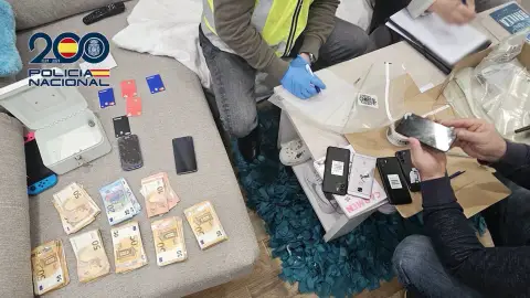 Cae una banda que estafó 1,2 millones a empresas interceptando sus comunicaciones por email Cae una banda que estafó 1,2 millones a empresas interceptando sus comunicaciones por email