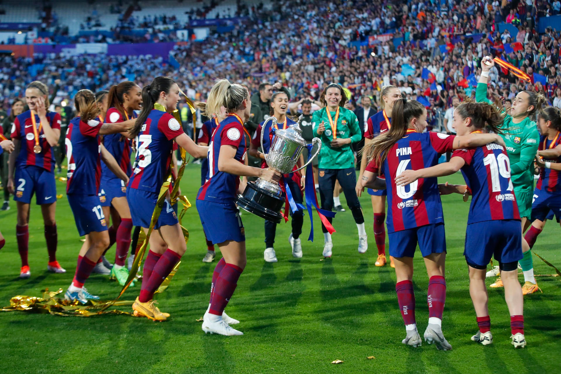 La surrealista imagen tras la Copa de la Reina: las propias jugadoras del Barça se colocan las medallas de campeonas La surrealista imagen tras la Copa de la Reina: las propias jugadoras del Barça se colocan las medallas de campeonas