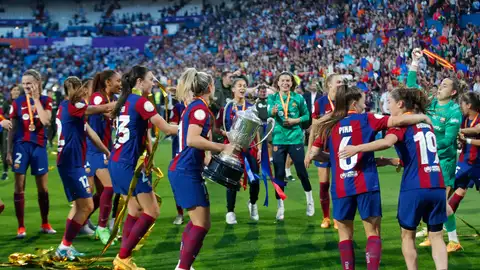 Las jugadoras del Barcelona celebran la Copa de la Reina conquistada ante la Real Sociedad. Las jugadoras del Barcelona celebran la Copa de la Reina conquistada ante la Real Sociedad.