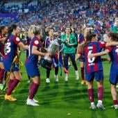 Las jugadoras del Barcelona celebran la Copa de la Reina conquistada ante la Real Sociedad.