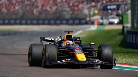 Verstappen resiste a Norris y gana en Imola, donde Sainz fue quinto Verstappen resiste a Norris y gana en Imola, donde Sainz fue quinto