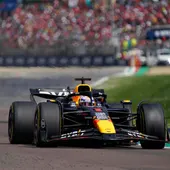 Verstappen resiste a Norris y gana en Imola, donde Sainz fue quinto Verstappen resiste a Norris y gana en Imola, donde Sainz fue quinto