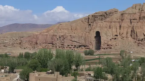 Las ruinas de una estatua de Buda de 1.500 años de antigüedad en Bamiyán, Afganistán, donde tres ciudadanos españoles murieron en un ataque Las ruinas de una estatua de Buda de 1.500 años de antigüedad en Bamiyán, Afganistán, donde tres ciudadanos españoles murieron en un ataque