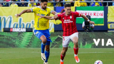 Mika M&aacute;rmol, trata de escapar de Chris Ramos en el C&aacute;diz-Las Palmas.