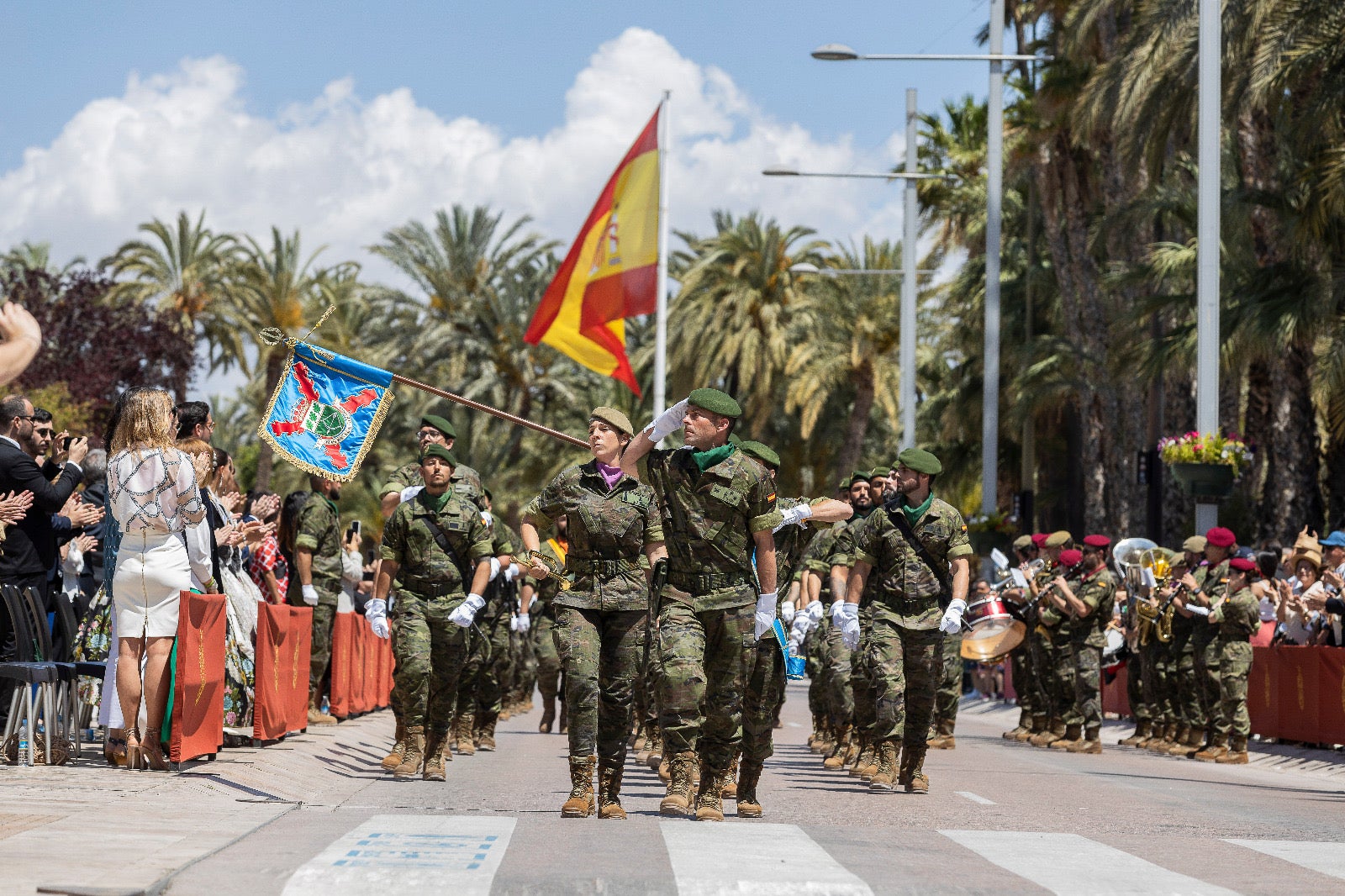 El Paseo de la Estación de Elche viste sus mejores galas en el acto de jura de bandera del MOE El Paseo de la Estación de Elche viste sus mejores galas en el acto de jura de bandera del MOE