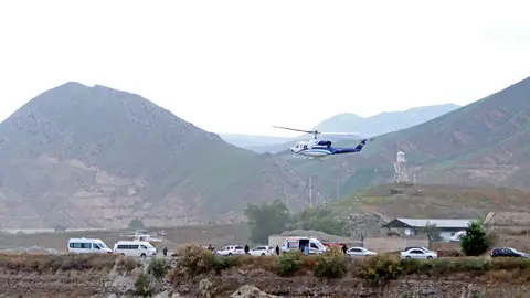 Una fotografía muestra un helicóptero que transportaba al presidente iraní, Ebrahim Raisi, despegando en la frontera de Aras entre Irán y Azerbaiyán Una fotografía muestra un helicóptero que transportaba al presidente iraní, Ebrahim Raisi, despegando en la frontera de Aras entre Irán y Azerbaiyán