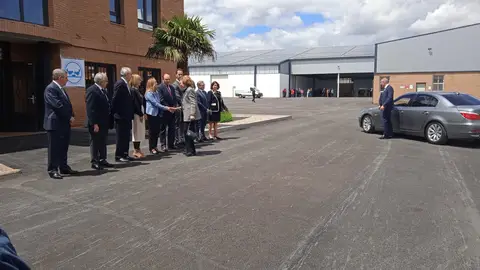 La Reina Sofía saluda a los representantes institucionales a su llegada a Teruel REINA SOFIA