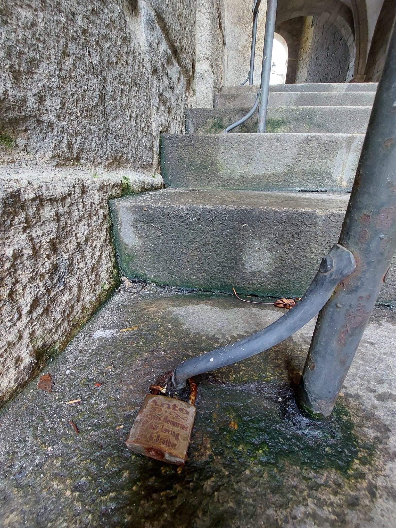 Apatrigal lamenta la aparición de nuevos "candados del amor" en la Plaza del Obradoiro y recuerda que "es Patrimonio de la Humanidad" y "no es el lugar indicado" ya que pueden producir daños Apatrigal lamenta la aparición de nuevos "candados del amor" en la Plaza del Obradoiro y recuerda que "es Patrimonio de la Humanidad" y "no es el lugar indicado" ya que pueden producir daños