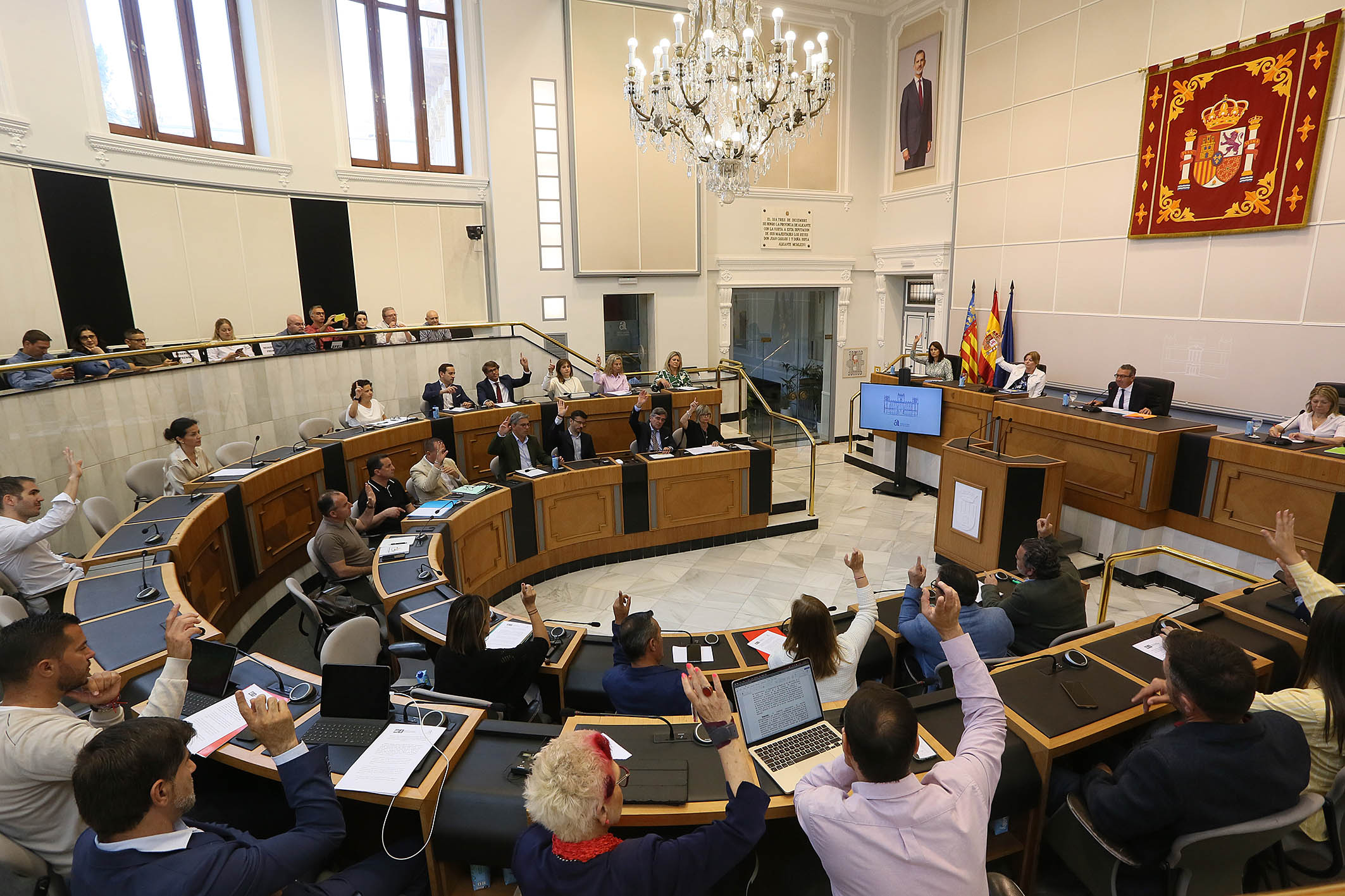 La diputación de Alicante rechaza por mayoría la OPA de BBVA sobre el Sabadell La diputación de Alicante rechaza por mayoría la OPA de BBVA sobre el Sabadell