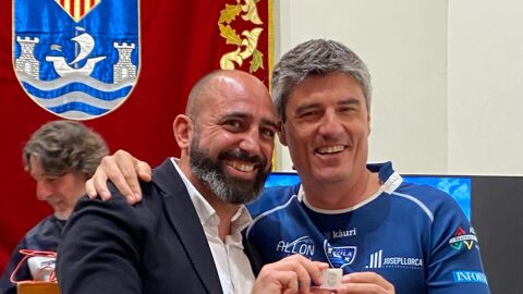 MArcos Zaragoza entrega el pin de la ciudad al presidente del Rugby La Vila Guillem Carri&oacute;n