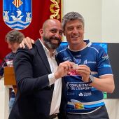 MArcos Zaragoza entrega el pin de la ciudad al presidente del Rugby La Vila Guillem Carrión