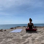 Adriana Sanz, haciendo yoga en la playa. Adriana Sanz, haciendo yoga en la playa.