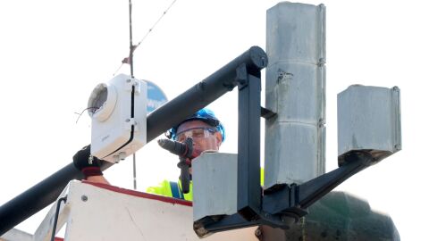 Un operario trabajando en la instalación de las nuevas cámaras en la ciudad de València