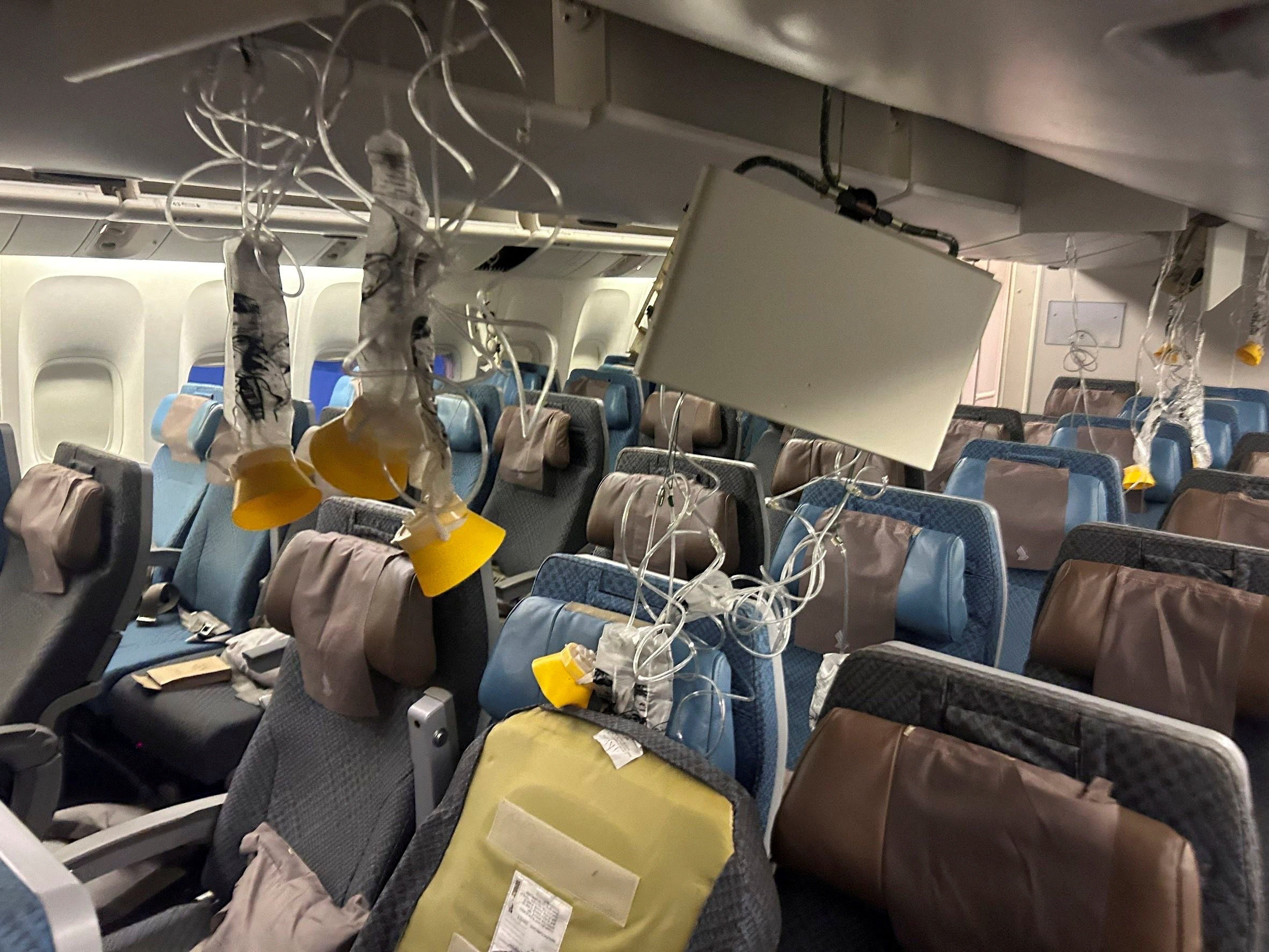 Muere una persona y varias resultan heridas por las "fuertes turbulencias" en un vuelo Londres a Singapur Muere una persona y varias resultan heridas por las "fuertes turbulencias" en un vuelo Londres a Singapur