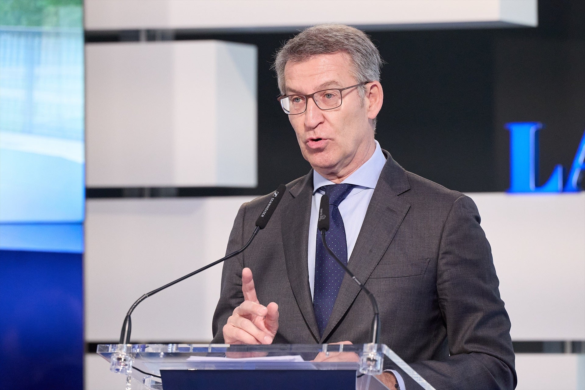 Feijóo pide a Sánchez que no cree "montajes cada 15 días" y que no ponga en peligro las inversiones en Argentina Feijóo pide a Sánchez que no cree "montajes cada 15 días" y que no ponga en peligro las inversiones en Argentina