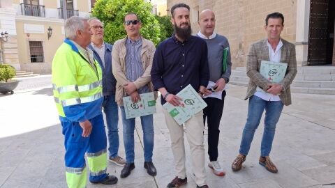 Miembros de CSIF hoy en las puertas del ayuntamiento