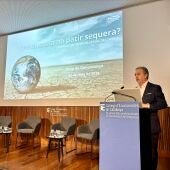 El degà del Col·legi d’Economistes de Catalunya, Carlos Puig de Travy, obrint unes jornades sobre sequera