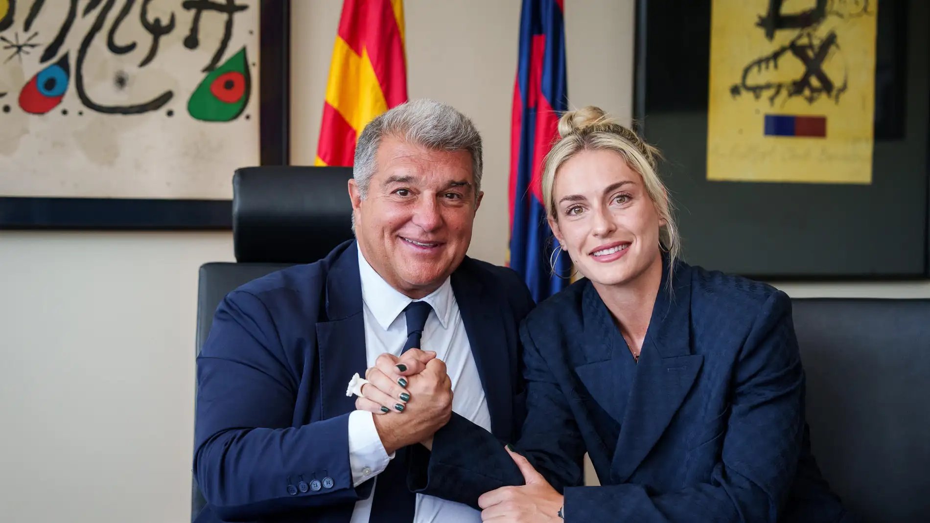 Alexia Putellas tras firmar su nuevo contrato con el Barça junto a Joan Laporta Alexia Putellas tras firmar su nuevo contrato con el Barça junto a Joan Laporta