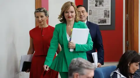 La vicepresidenta segunda y ministra de Trabajo y Economía Social, Yolanda Díaz; la ministra Portavoz, Pilar Alegría, y el ministro de Asuntos Exteriores, Unión Europea y Cooperación, José Manuel Albares, a su llegada a una rueda de prensa posterior - Alejandro Martínez Vélez La vicepresidenta segunda y ministra de Trabajo y Economía Social, Yolanda Díaz; la ministra Portavoz, Pilar Alegría, y el ministro de Asuntos Exteriores, Unión Europea y Cooperación, José Manuel Albares, a su llegada a una rueda de prensa posterior - Alejandro Martínez Vélez
