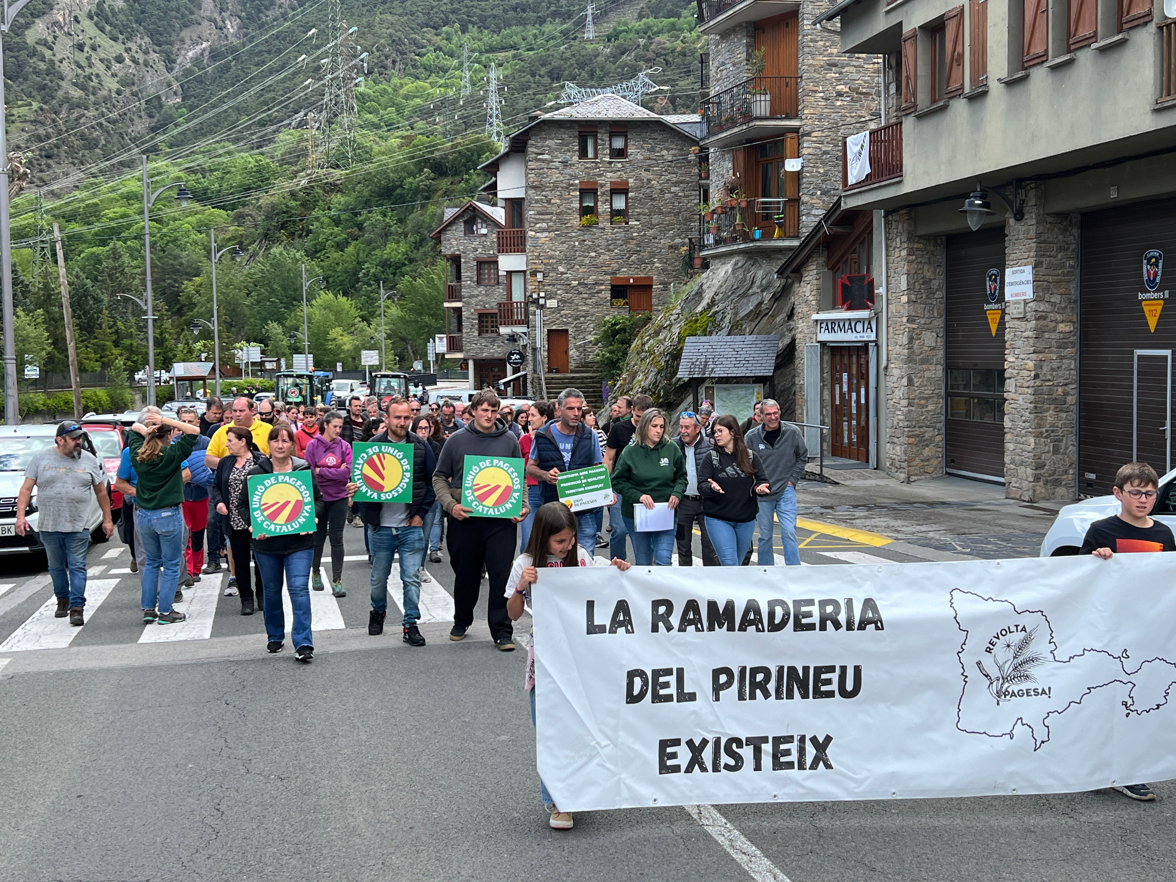 La presència inusual d’ossos a prop dels pobles genera alarma i mobilitzacions al Pirineu La presència inusual d’ossos a prop dels pobles genera alarma i mobilitzacions al Pirineu