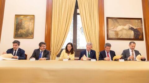 Representantes institucionales firman el convenio Coruña Marítima