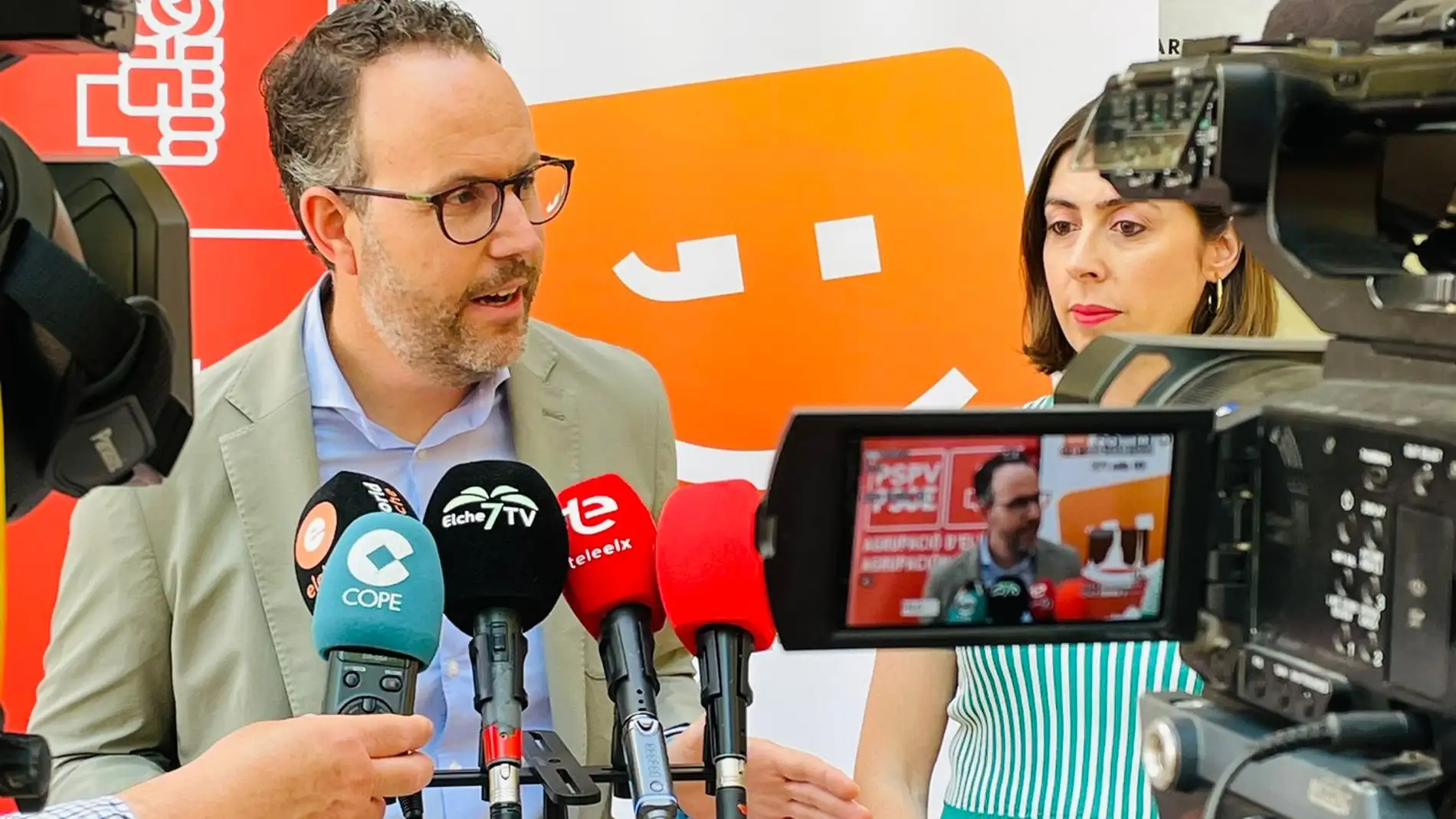 Héctor Díez (PSOE) y Esther Díez (Compromís per Elx) en una rueda de prensa conjunta (Imagen de archivo).