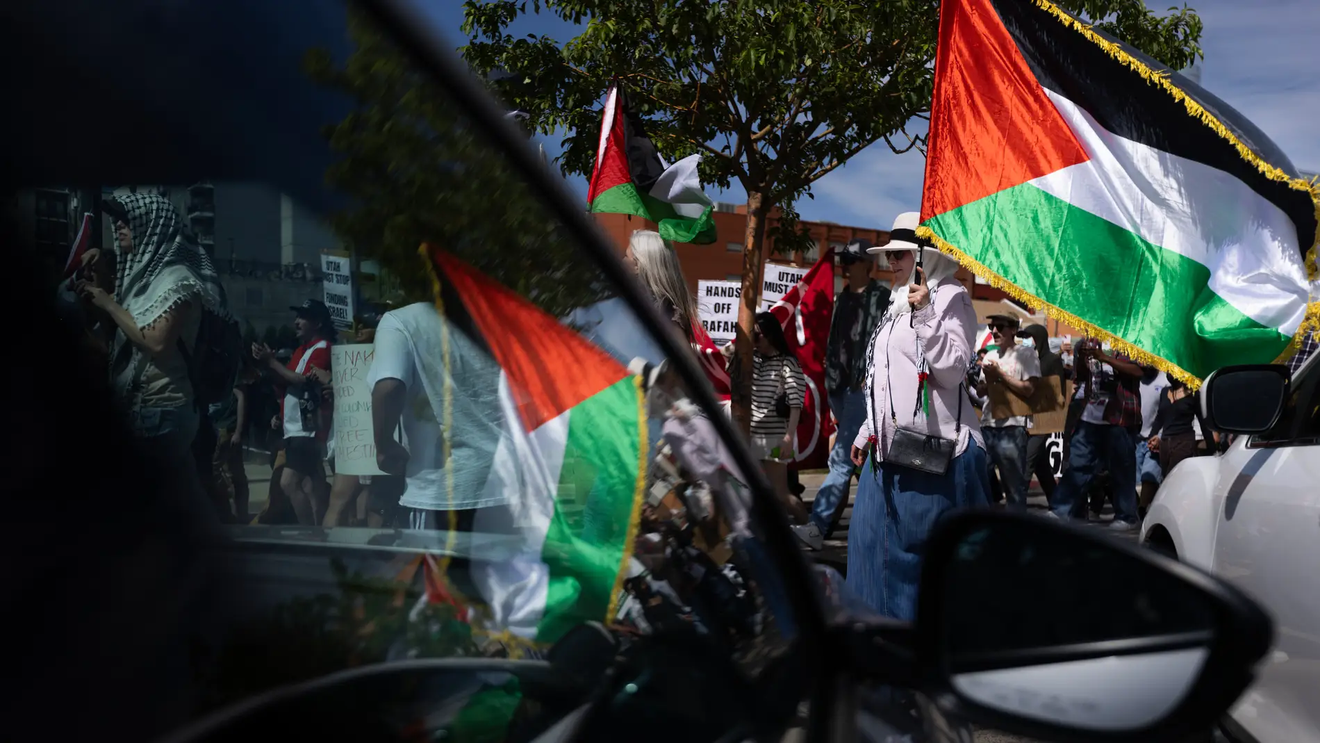 La gente participa en una manifestación pro Palestina en Salt Lake City.