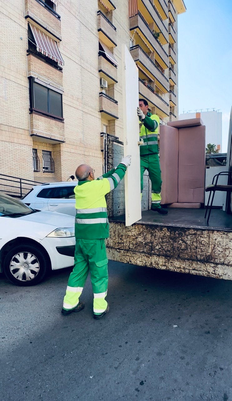 El Ayuntamiento de El Puerto saca a licitación el servicio de recogida domiciliaria de muebles y enseres 'puerta a puerta' El Ayuntamiento de El Puerto saca a licitación el servicio de recogida domiciliaria de muebles y enseres 'puerta a puerta'
