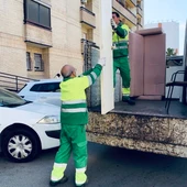 Unos trabajadores recogiendo enseres en El Puerto Unos trabajadores recogiendo enseres en El Puerto