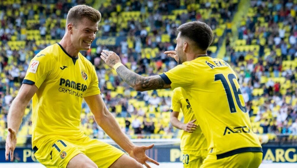 Baena y Sorloth celebran un gol en La Cerámica