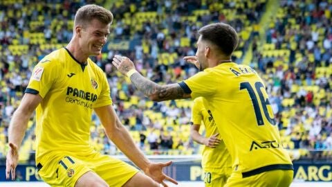 Baena y Sorloth celebran un gol en La Cerámica