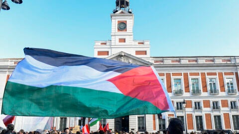 Manifestantes a favor de Palestina en la Puerta del Sol, en Madrid