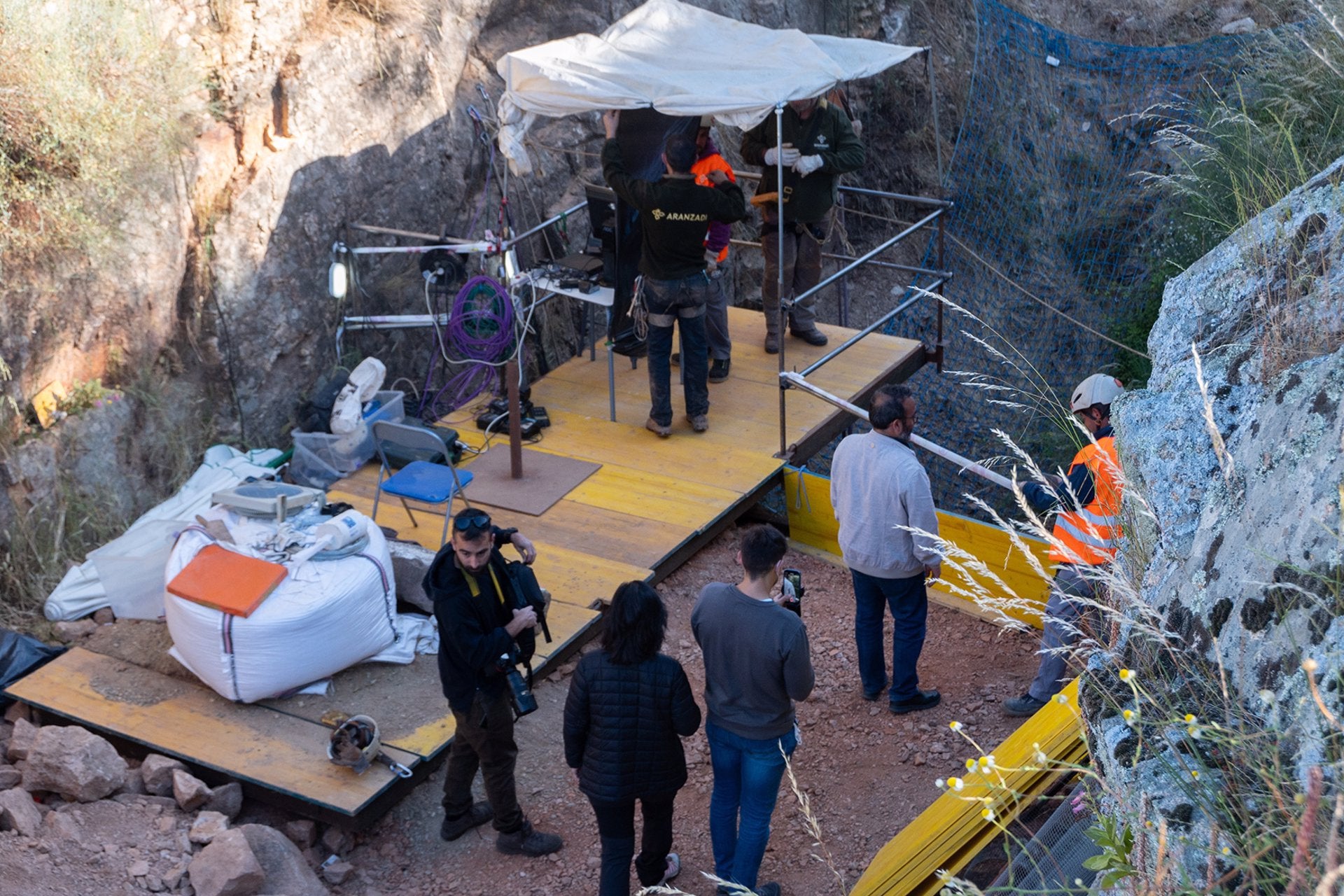 Los trabajos de exhumación de restos en la mina La Paloma de Zarza la Mayor en suspensión para instalar una nueva grúa Los trabajos de exhumación de restos en la mina La Paloma de Zarza la Mayor en suspensión para instalar una nueva grúa