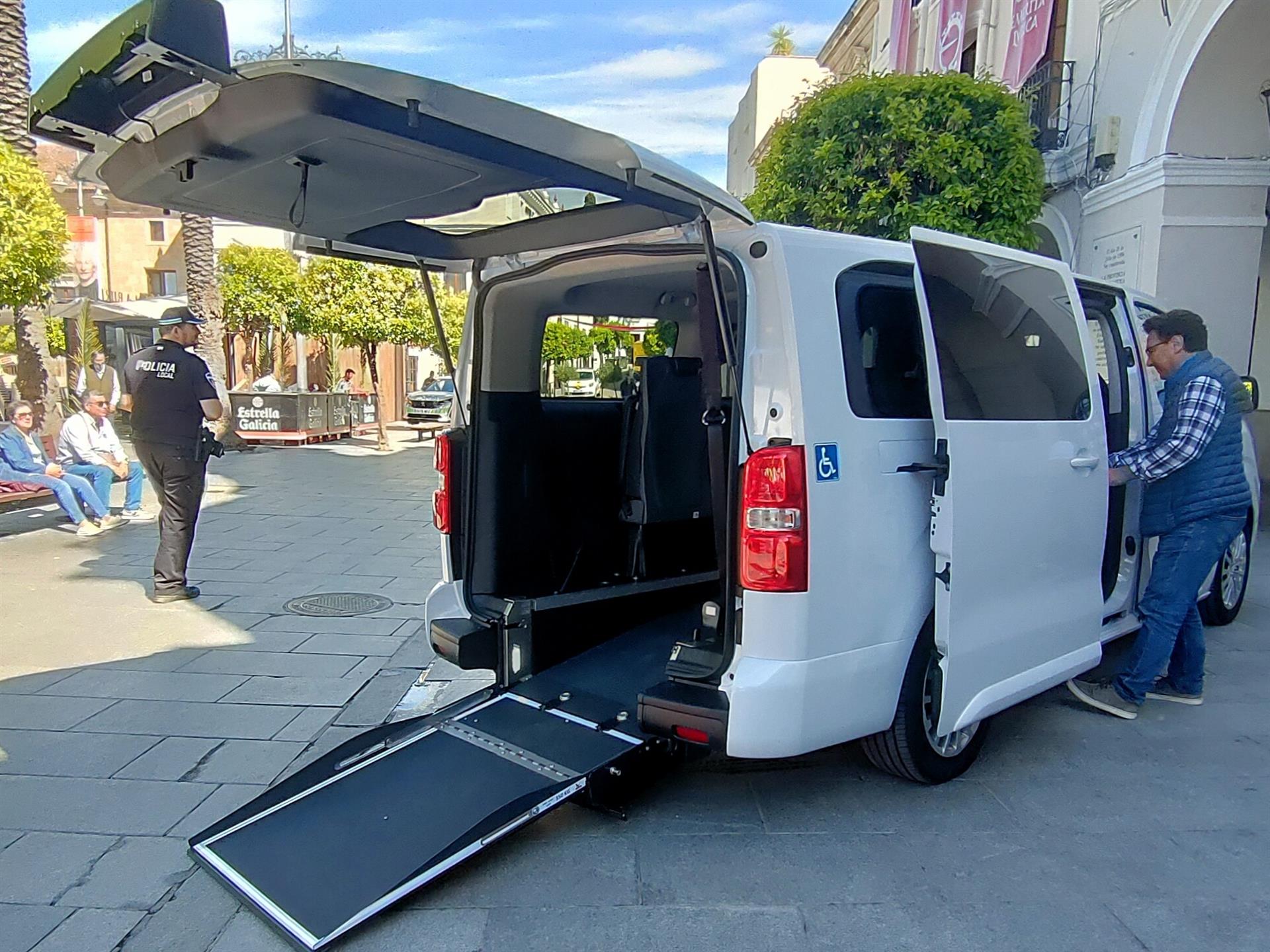 El Ayuntamiento de Mérida adquiere un furgón adaptado a personas con discapacidad para el centro ocupacional Proserpina El Ayuntamiento de Mérida adquiere un furgón adaptado a personas con discapacidad para el centro ocupacional Proserpina