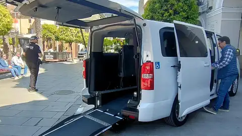 El Ayuntamiento de Mérida adquiere un furgón adaptado a personas con discapacidad para el centro ocupacional Proserpina El Ayuntamiento de Mérida adquiere un furgón adaptado a personas con discapacidad para el centro ocupacional Proserpina