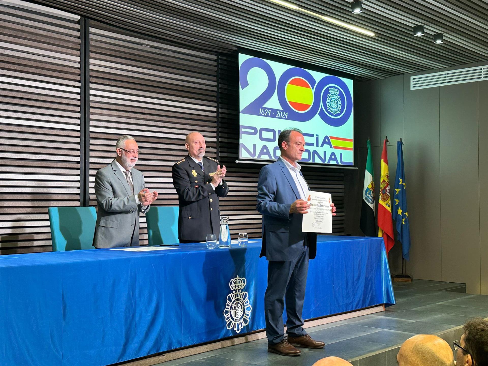 Agentes de la Policía Nacional jubilados en 2023 y distinguidos como honorarios reciben sus diplomas Agentes de la Policía Nacional jubilados en 2023 y distinguidos como honorarios reciben sus diplomas
